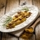 Gratinierte Seezungenfilets auf Wildreisrisotto mit Currysauce
