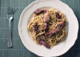 Calamari und Chorizo an Pesto-Spaghetti