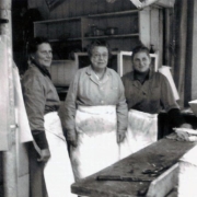 Die drei Damen vom Naschmarkt in den 1960ern: Helene Meisinger (3. Generation), Luise Lämmermann (2. Generation), Hella Gruber (4. Generation)