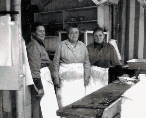 Die drei Damen vom Naschmarkt in den 1960ern: Helene Meisinger (3. Generation), Luise Lämmermann (2. Generation), Hella Gruber (4. Generation)